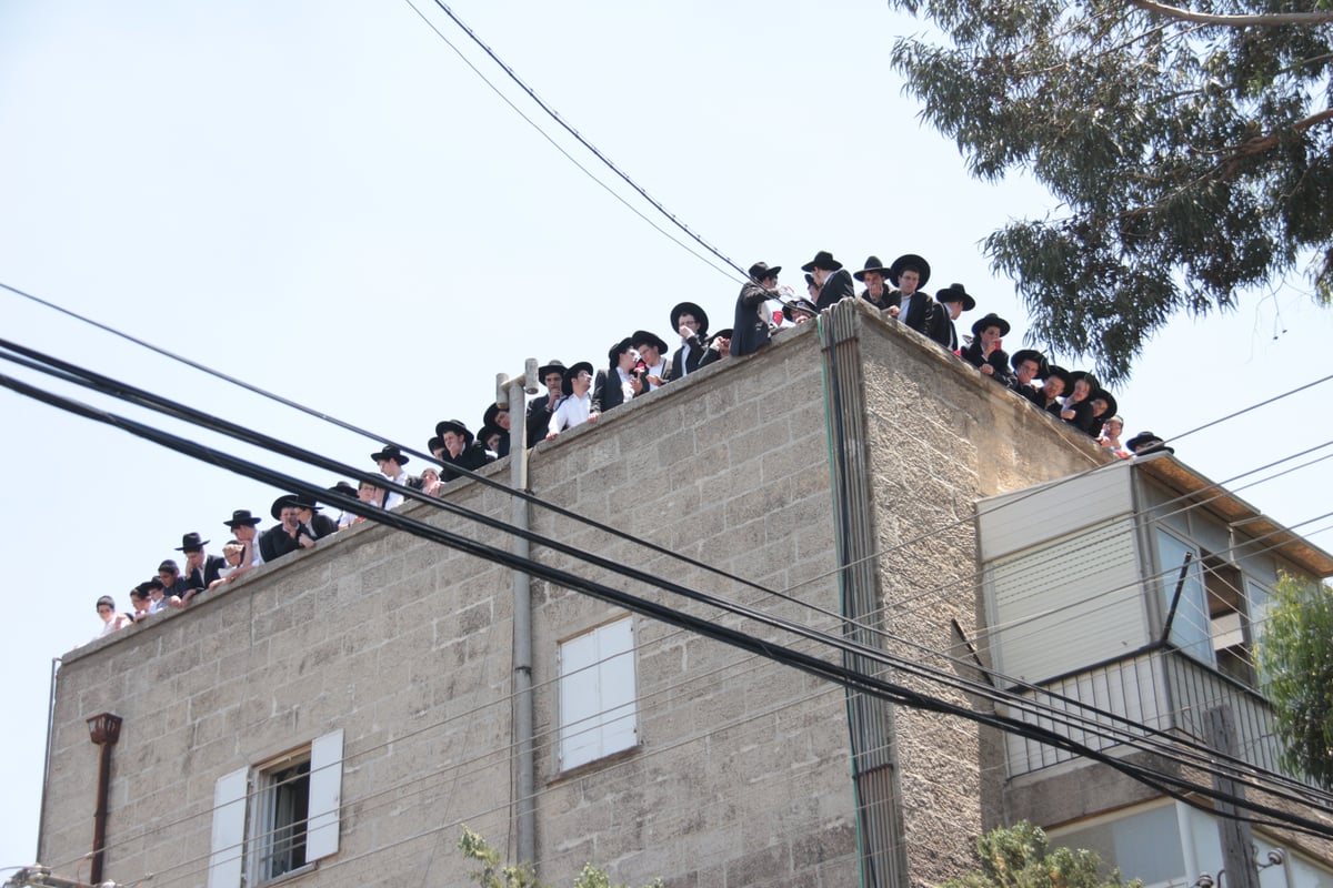 אלפים מלווים את הגאון רבי יהושע נויבירט זצ"ל • תיעוד