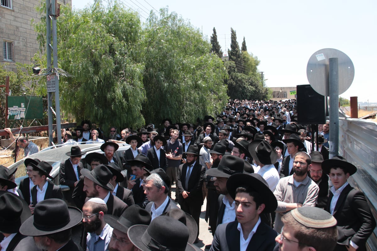 אלפים מלווים את הגאון רבי יהושע נויבירט זצ"ל • תיעוד