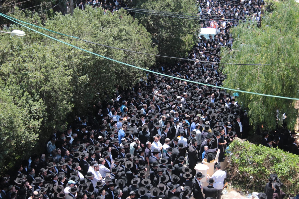 אלפים מלווים את הגאון רבי יהושע נויבירט זצ"ל • תיעוד