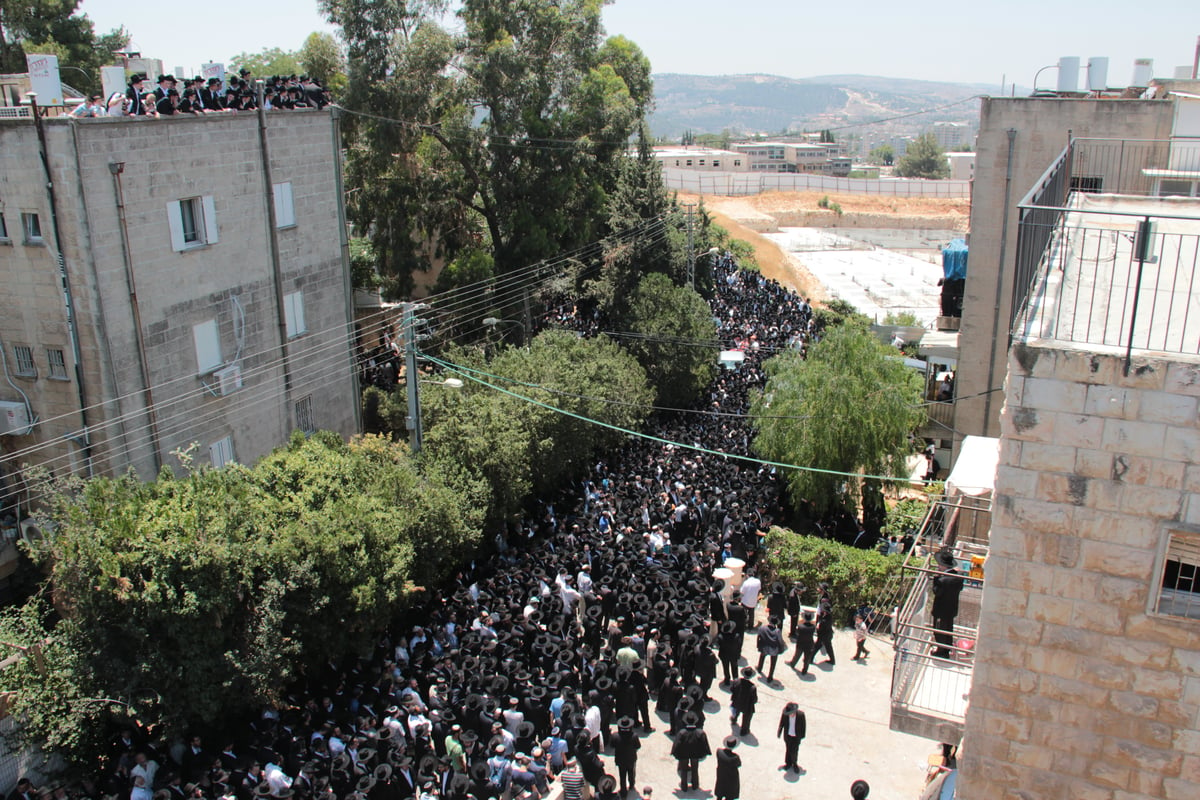 אלפים מלווים את הגאון רבי יהושע נויבירט זצ"ל • תיעוד