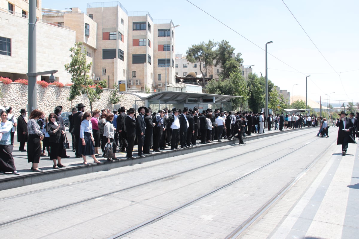 אלפים מלווים את הגאון רבי יהושע נויבירט זצ"ל • תיעוד