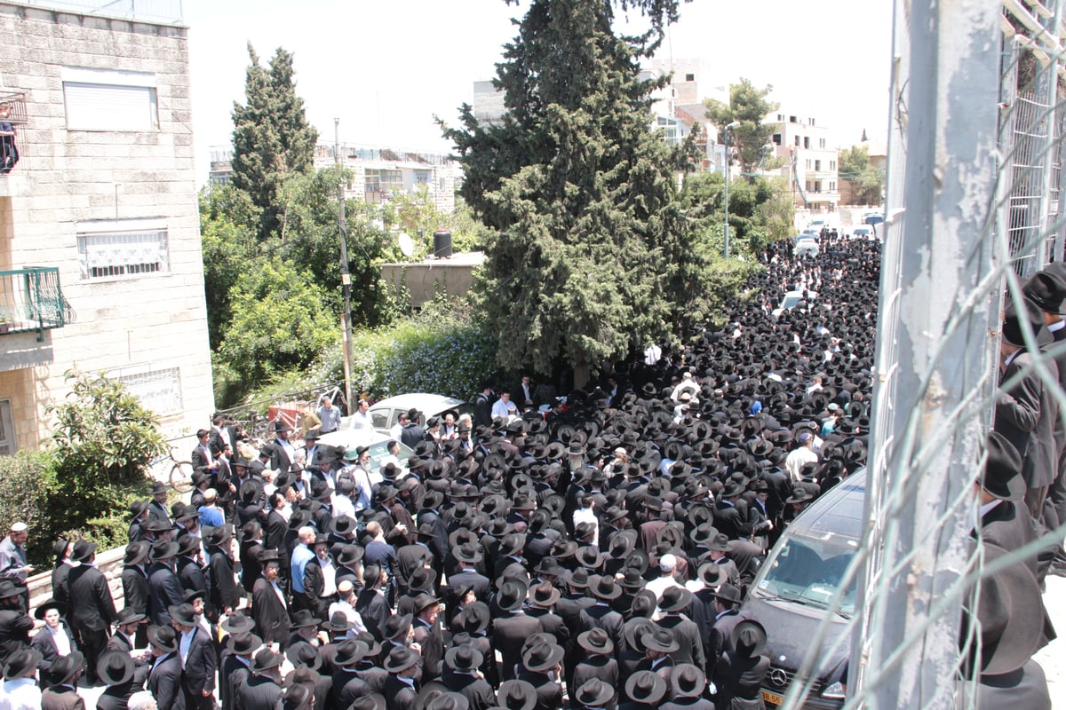 אלפים מלווים את הגאון רבי יהושע נויבירט זצ"ל • תיעוד