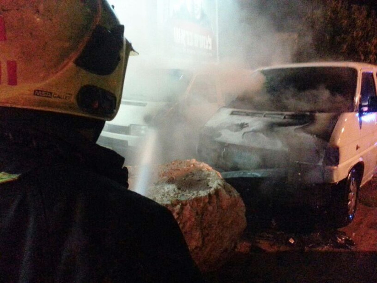 תג מחיר? רכב להסעת שב"חים הוצת • תמונות