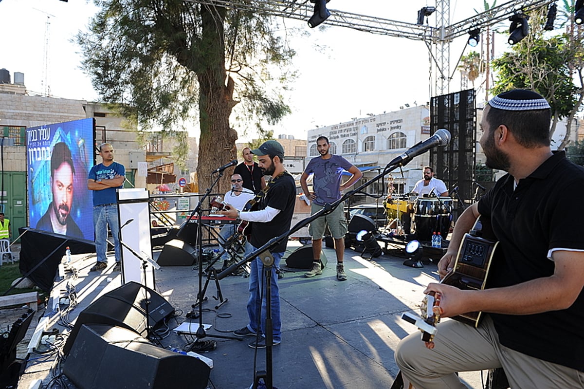 עמיר בניון במופע ענק ליד מערת המכפלה • גלריה