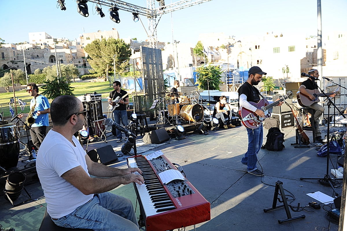 עמיר בניון במופע ענק ליד מערת המכפלה • גלריה