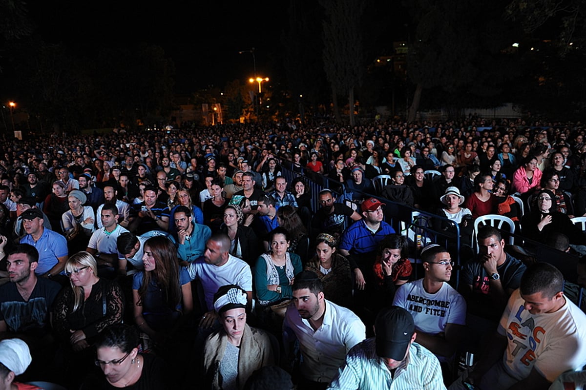 עמיר בניון במופע ענק ליד מערת המכפלה • גלריה