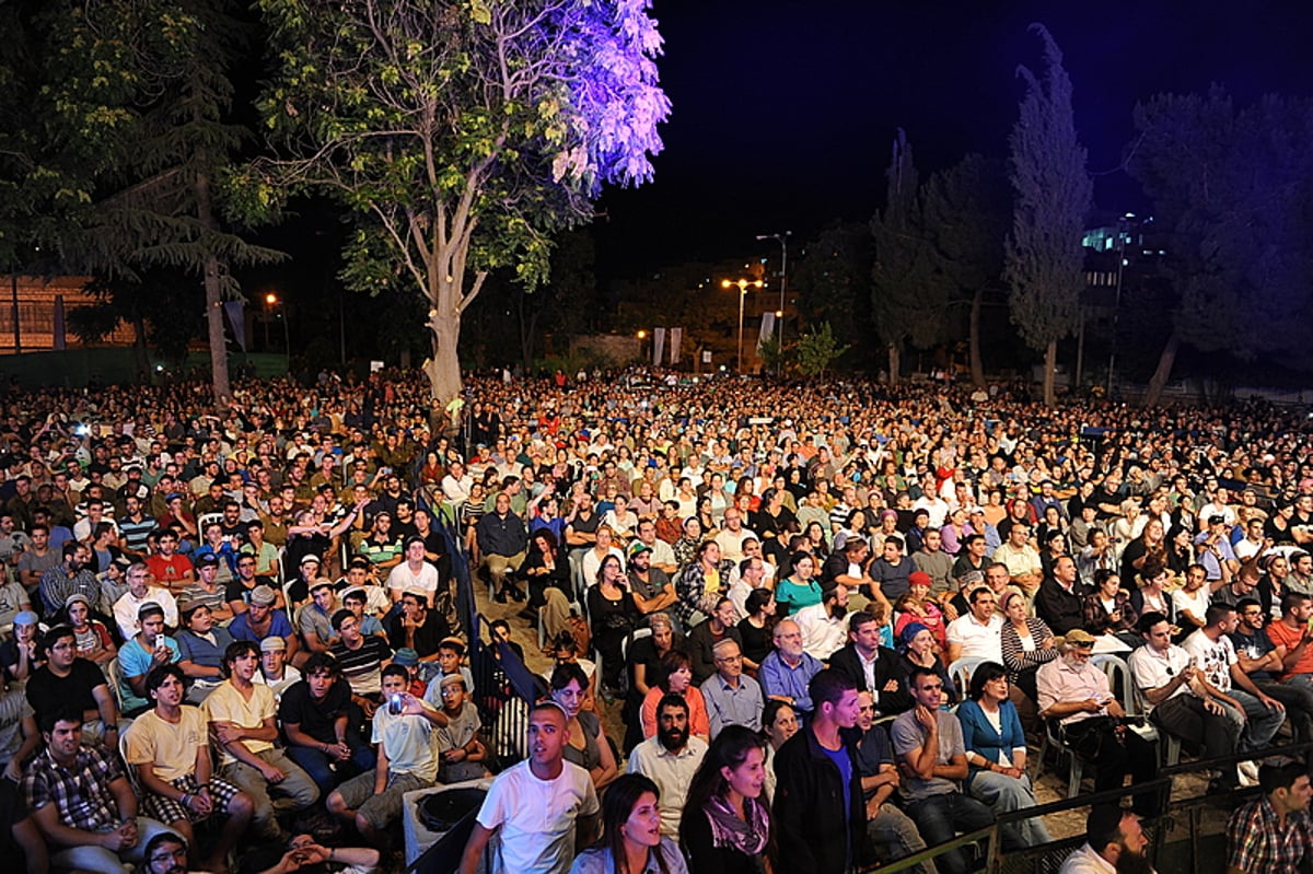 עמיר בניון במופע ענק ליד מערת המכפלה • גלריה