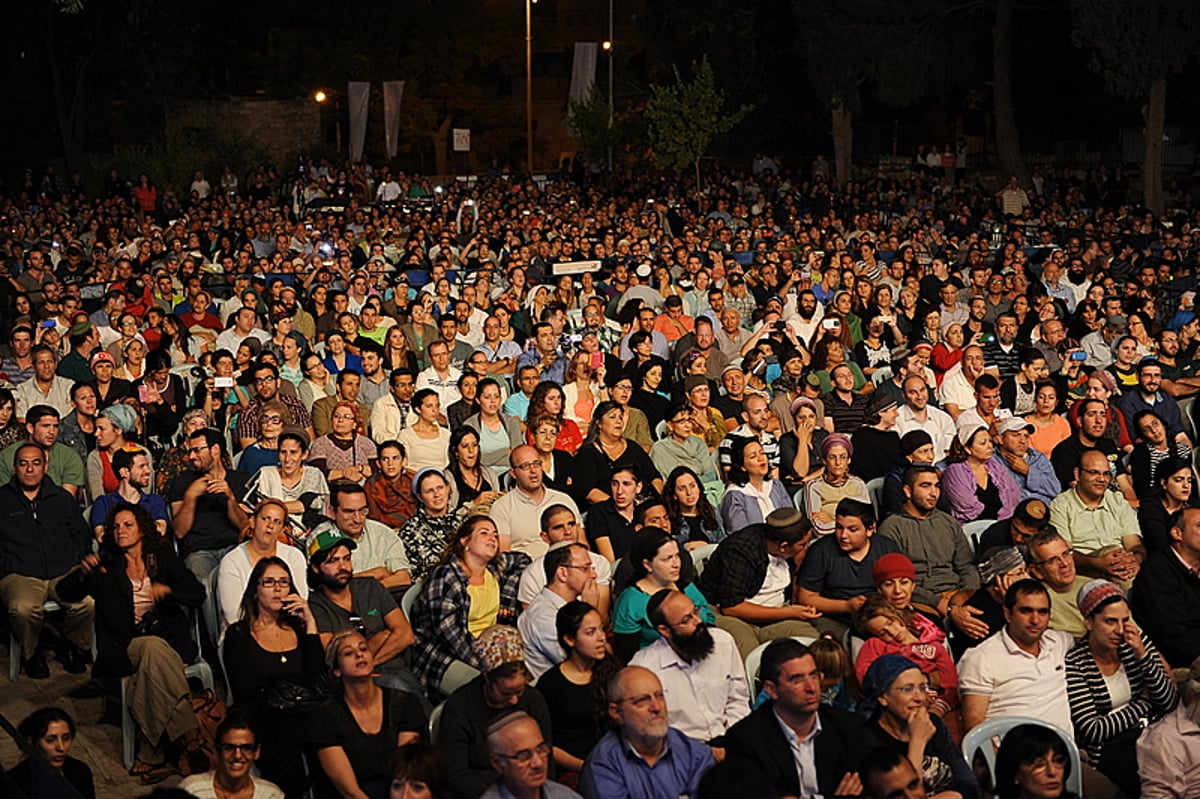 עמיר בניון במופע ענק ליד מערת המכפלה • גלריה