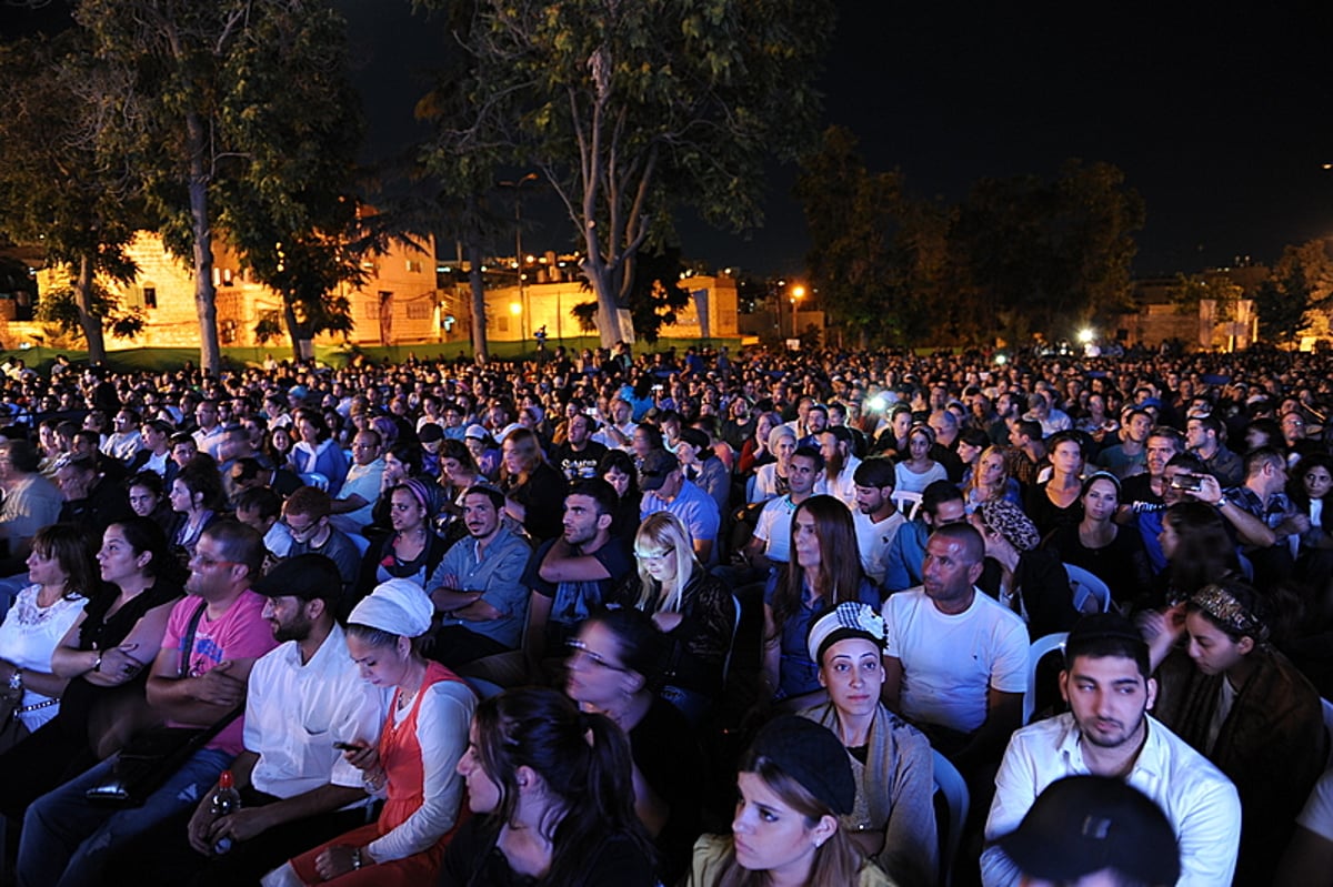 עמיר בניון במופע ענק ליד מערת המכפלה • גלריה