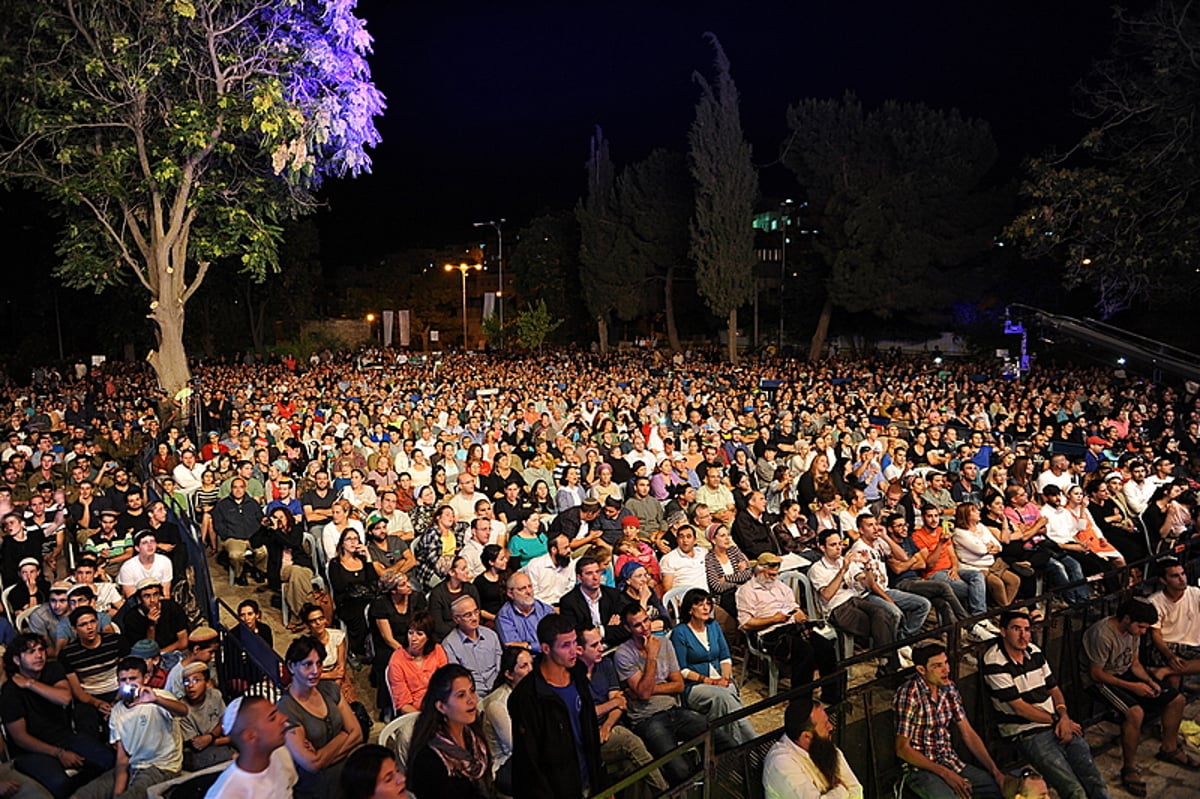 עמיר בניון במופע ענק ליד מערת המכפלה • גלריה