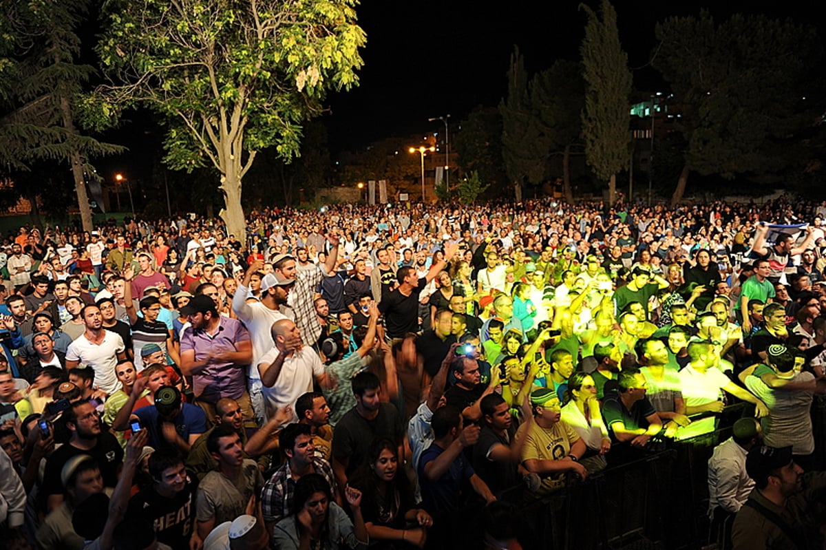 עמיר בניון במופע ענק ליד מערת המכפלה • גלריה