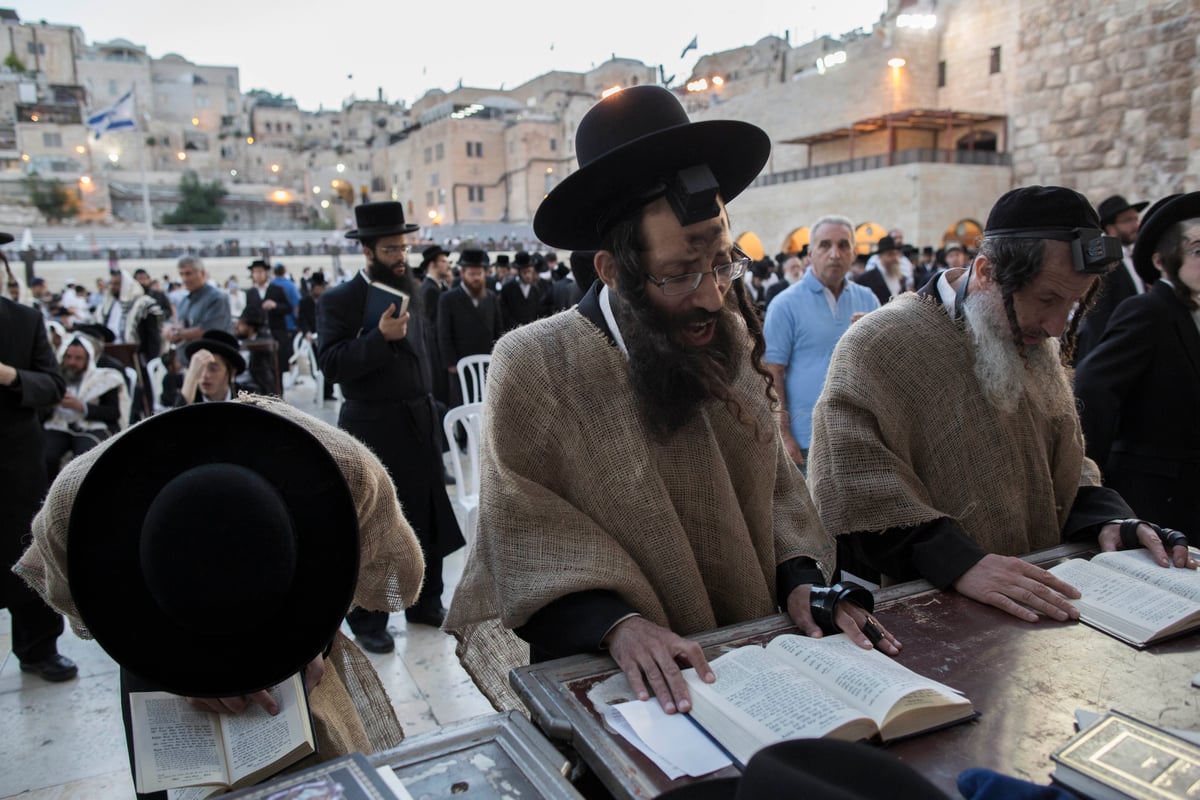 י"ז בתמוז בכותל המערבי: מתפללים עם שק • תמונות