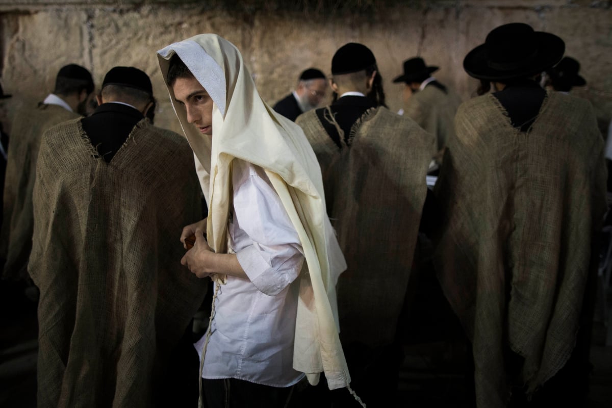 י"ז בתמוז בכותל המערבי: מתפללים עם שק • תמונות