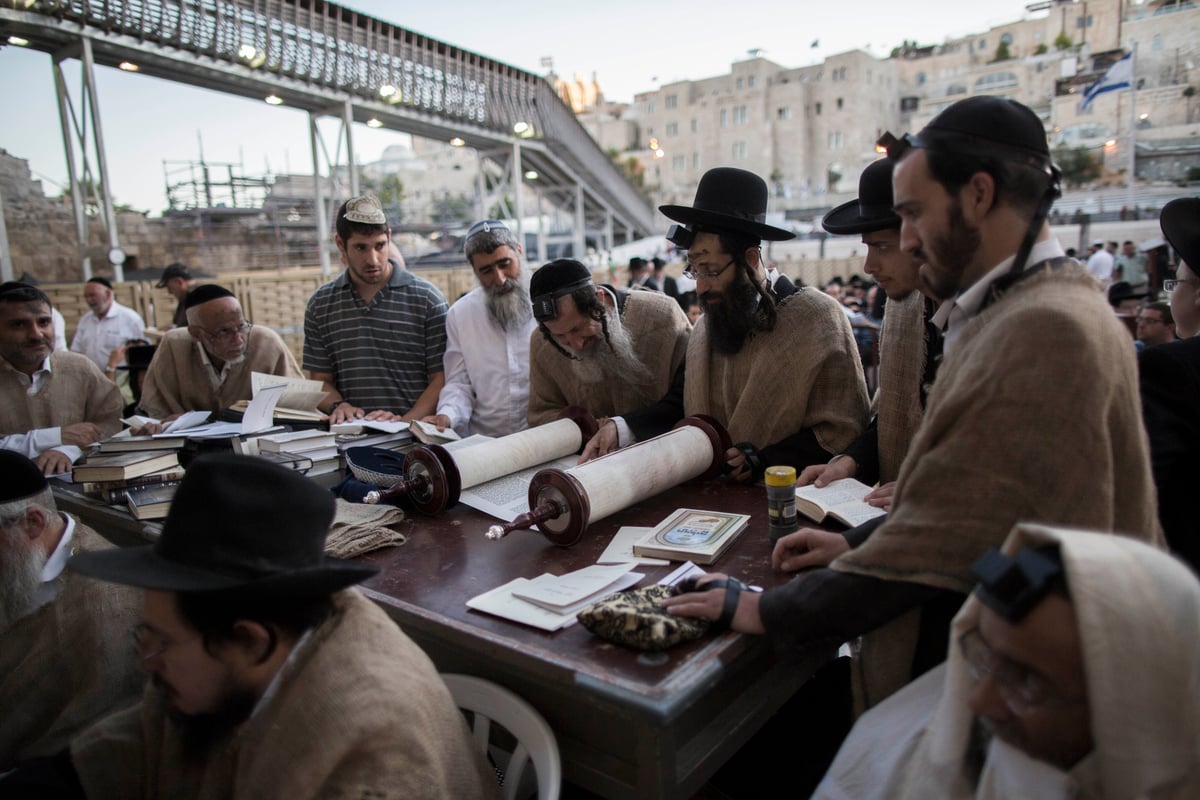 י"ז בתמוז בכותל המערבי: מתפללים עם שק • תמונות