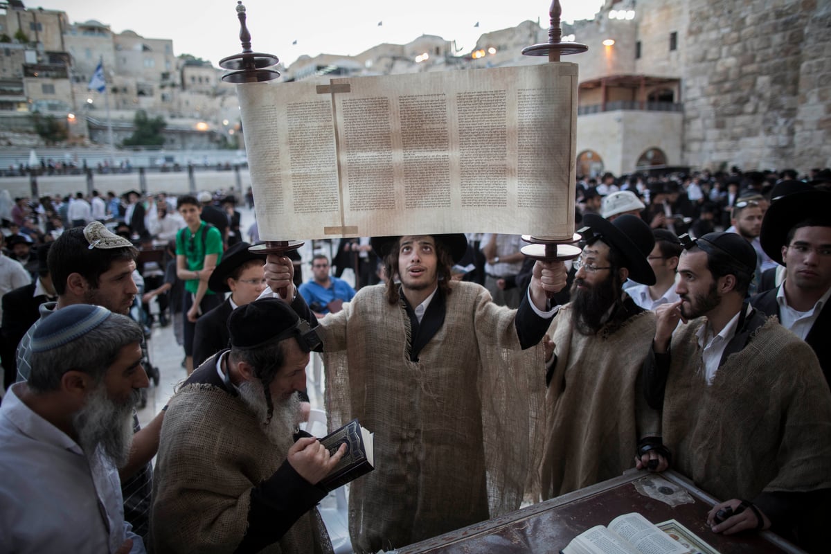 י"ז בתמוז בכותל המערבי: מתפללים עם שק • תמונות