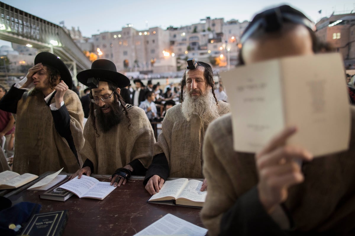 י"ז בתמוז בכותל המערבי: מתפללים עם שק • תמונות