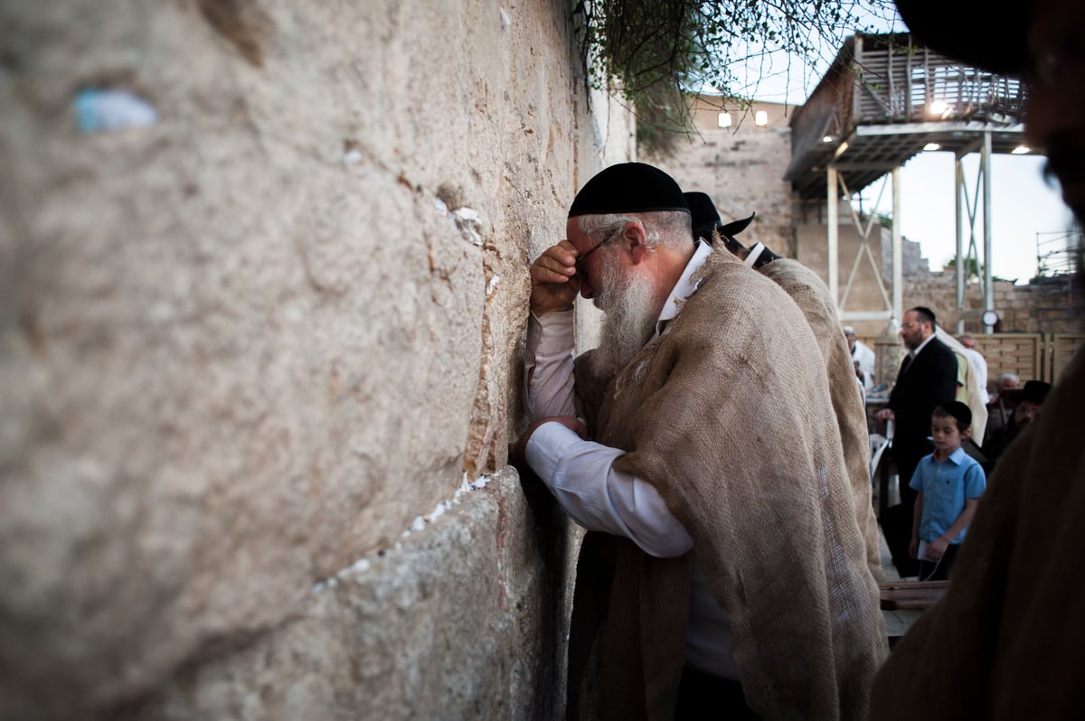 י"ז בתמוז בכותל המערבי: מתפללים עם שק • תמונות