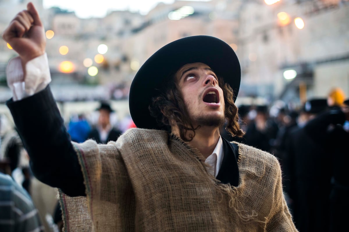 י"ז בתמוז בכותל המערבי: מתפללים עם שק • תמונות