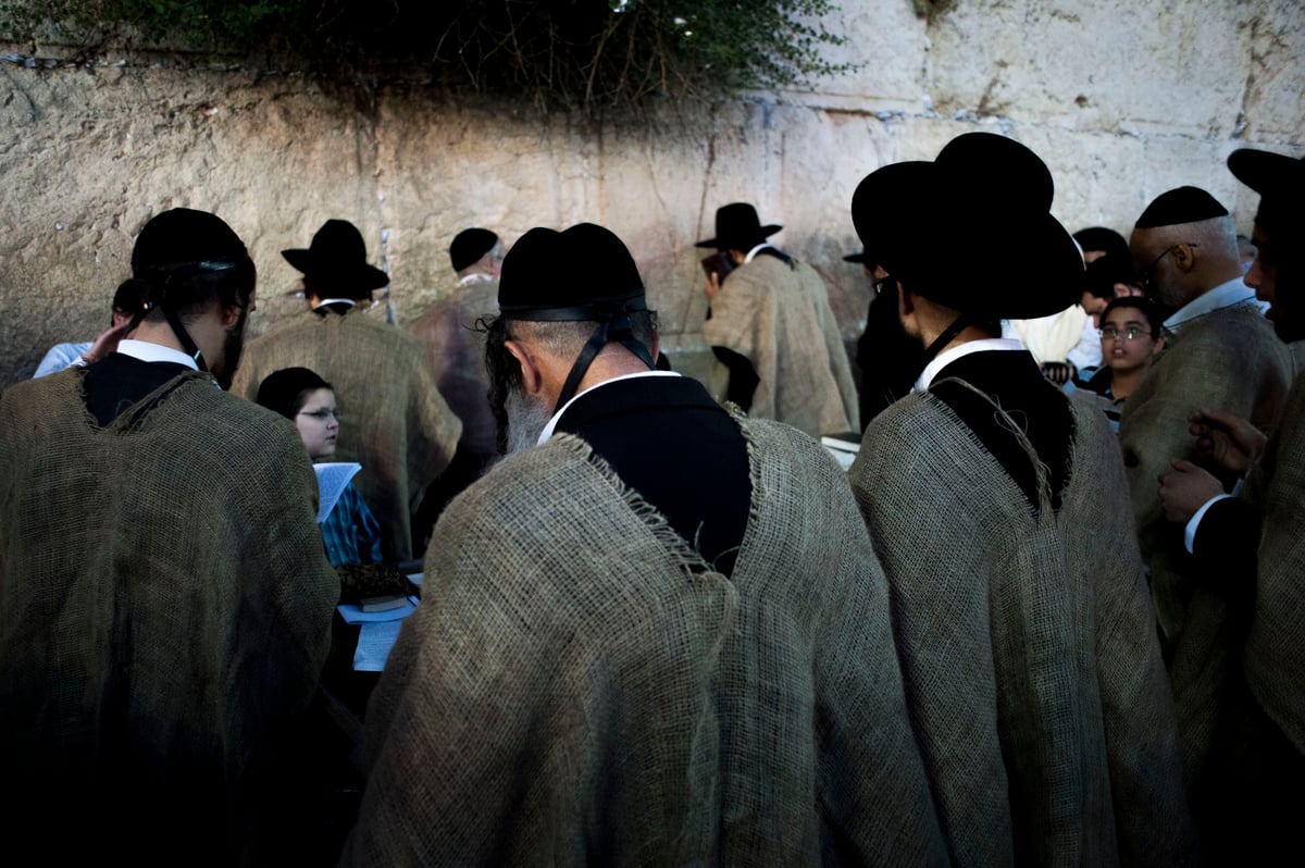 י"ז בתמוז בכותל המערבי: מתפללים עם שק • תמונות