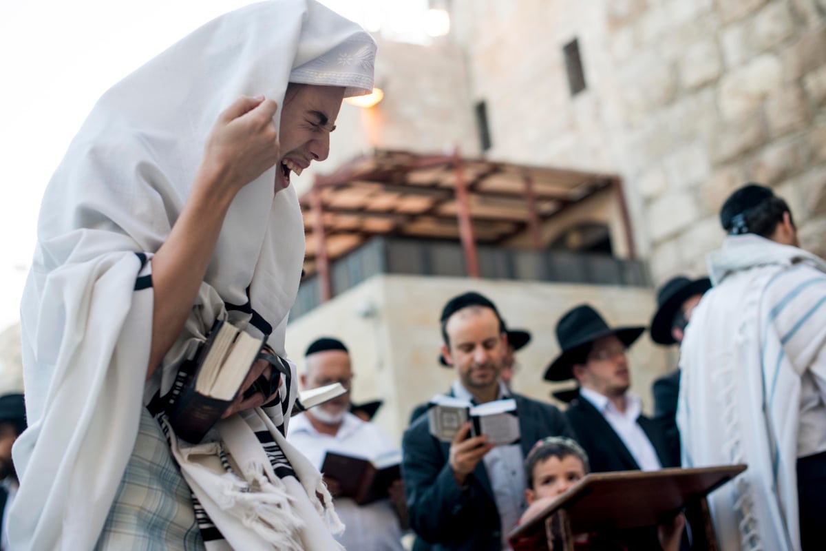 י"ז בתמוז בכותל המערבי: מתפללים עם שק • תמונות