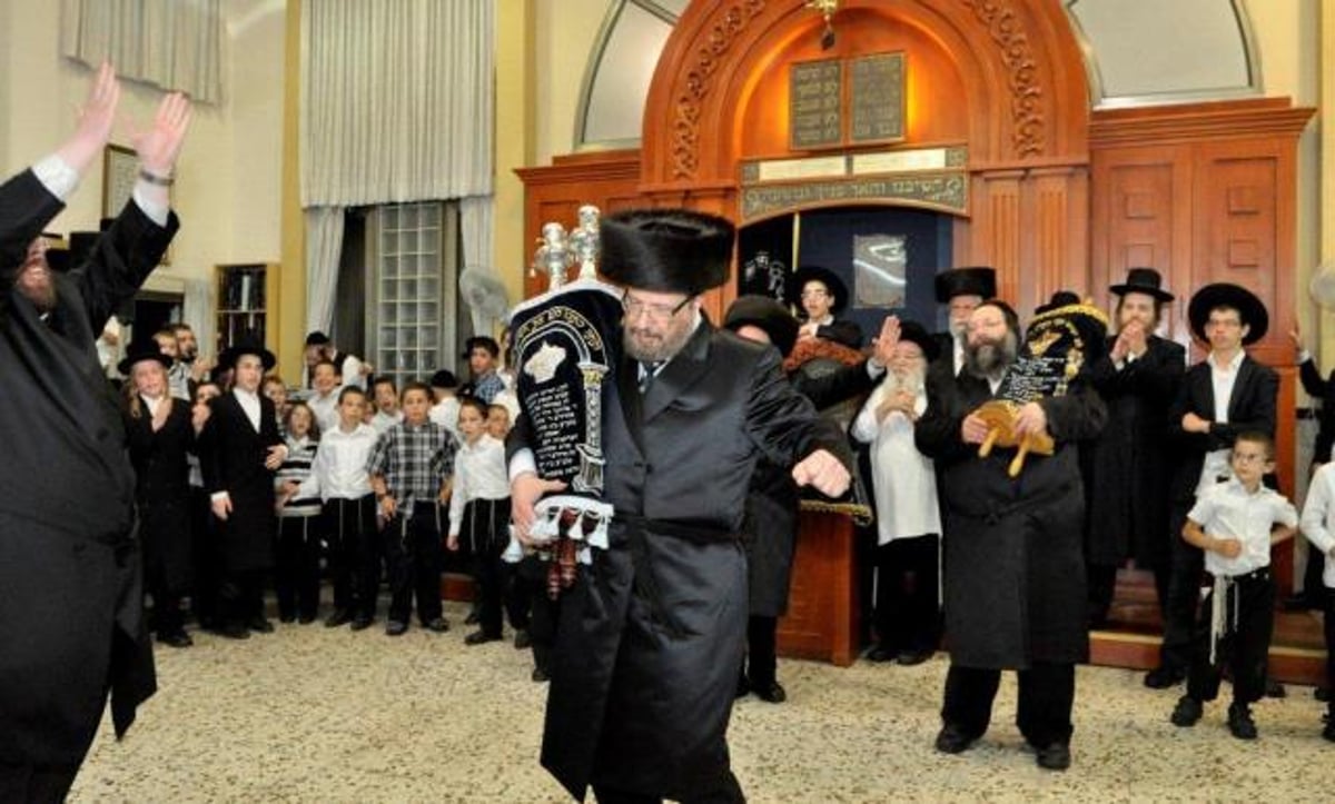 הריקודים בבית הכנסת