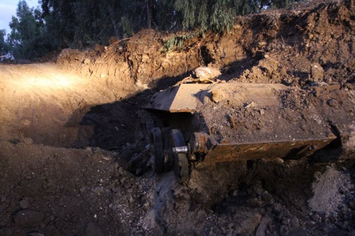 טנק נמצא קבור באתר בנייה בחולון • תמונות