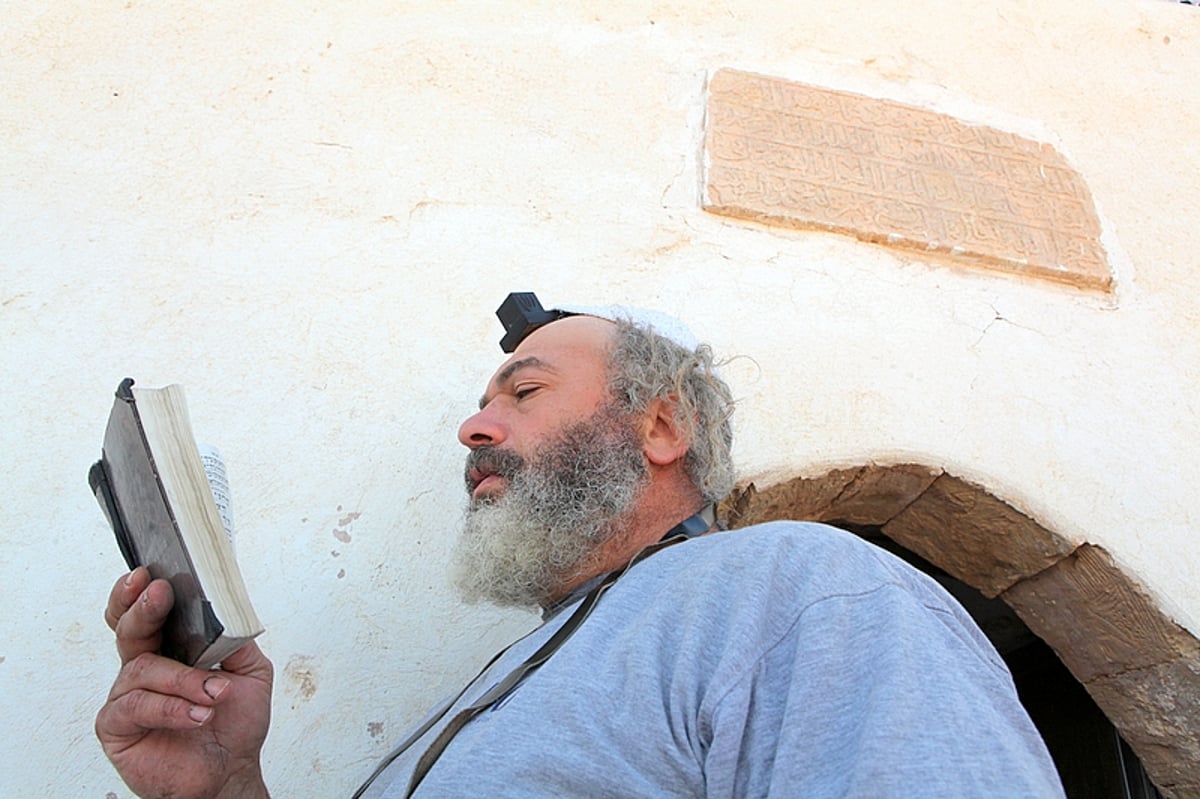 תיעוד ענק: מסע לקברו של אהרן הכהן בירדן