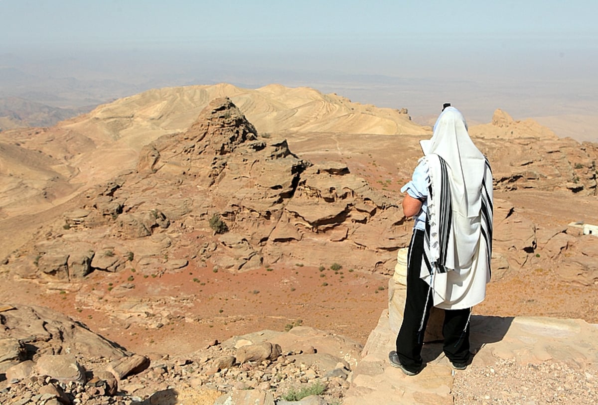 תיעוד ענק: מסע לקברו של אהרן הכהן בירדן