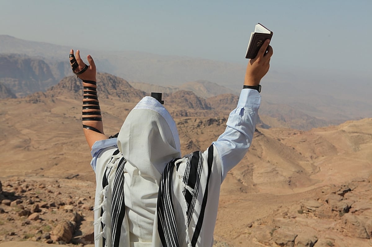 תיעוד ענק: מסע לקברו של אהרן הכהן בירדן