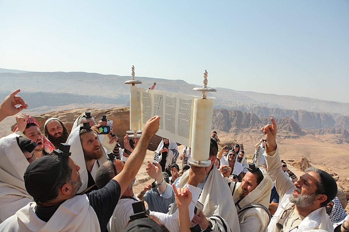 תיעוד ענק: מסע לקברו של אהרן הכהן בירדן