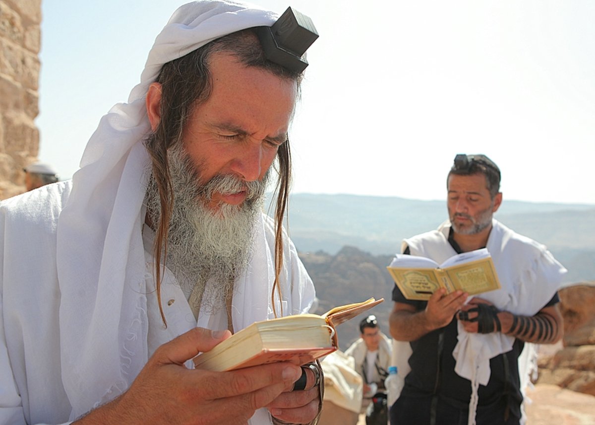 תיעוד ענק: מסע לקברו של אהרן הכהן בירדן