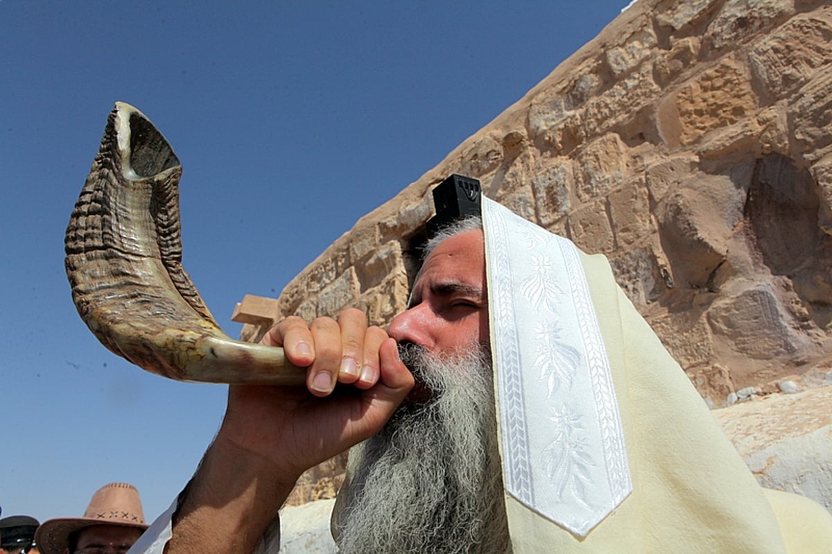 תיעוד ענק: מסע לקברו של אהרן הכהן בירדן