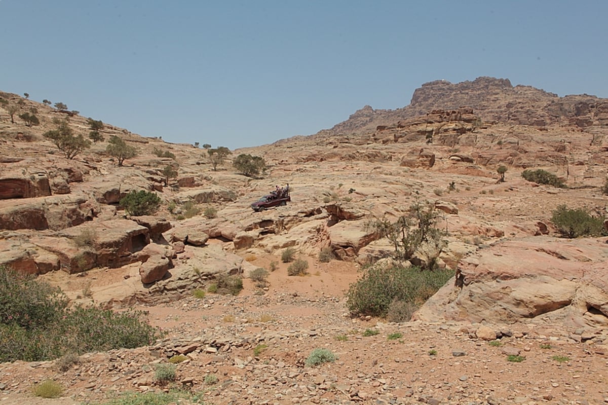 תיעוד ענק: מסע לקברו של אהרן הכהן בירדן