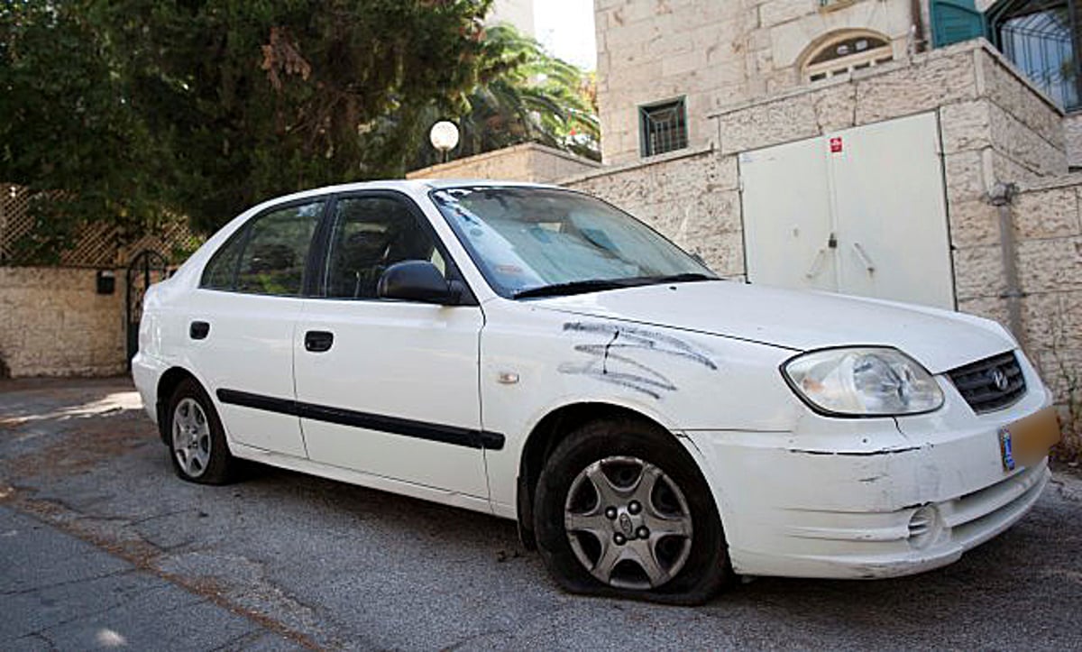 אחד הרכבים שניזוקו הלילה באבו טור