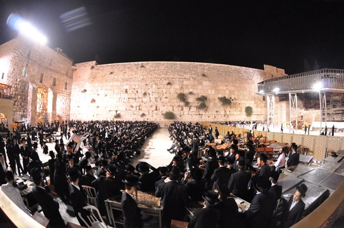 מוצאי תשעה באב בחצר הקודש בעלזא • תמונות