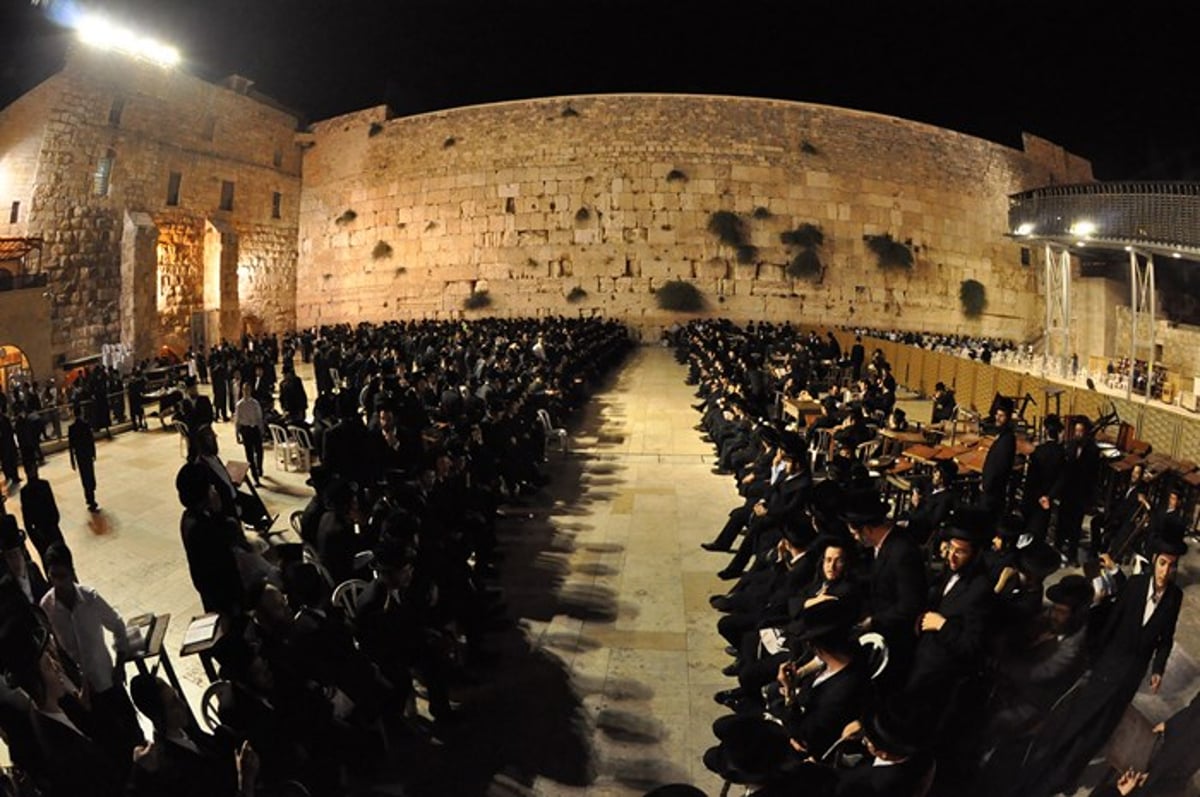 מוצאי תשעה באב בחצר הקודש בעלזא • תמונות