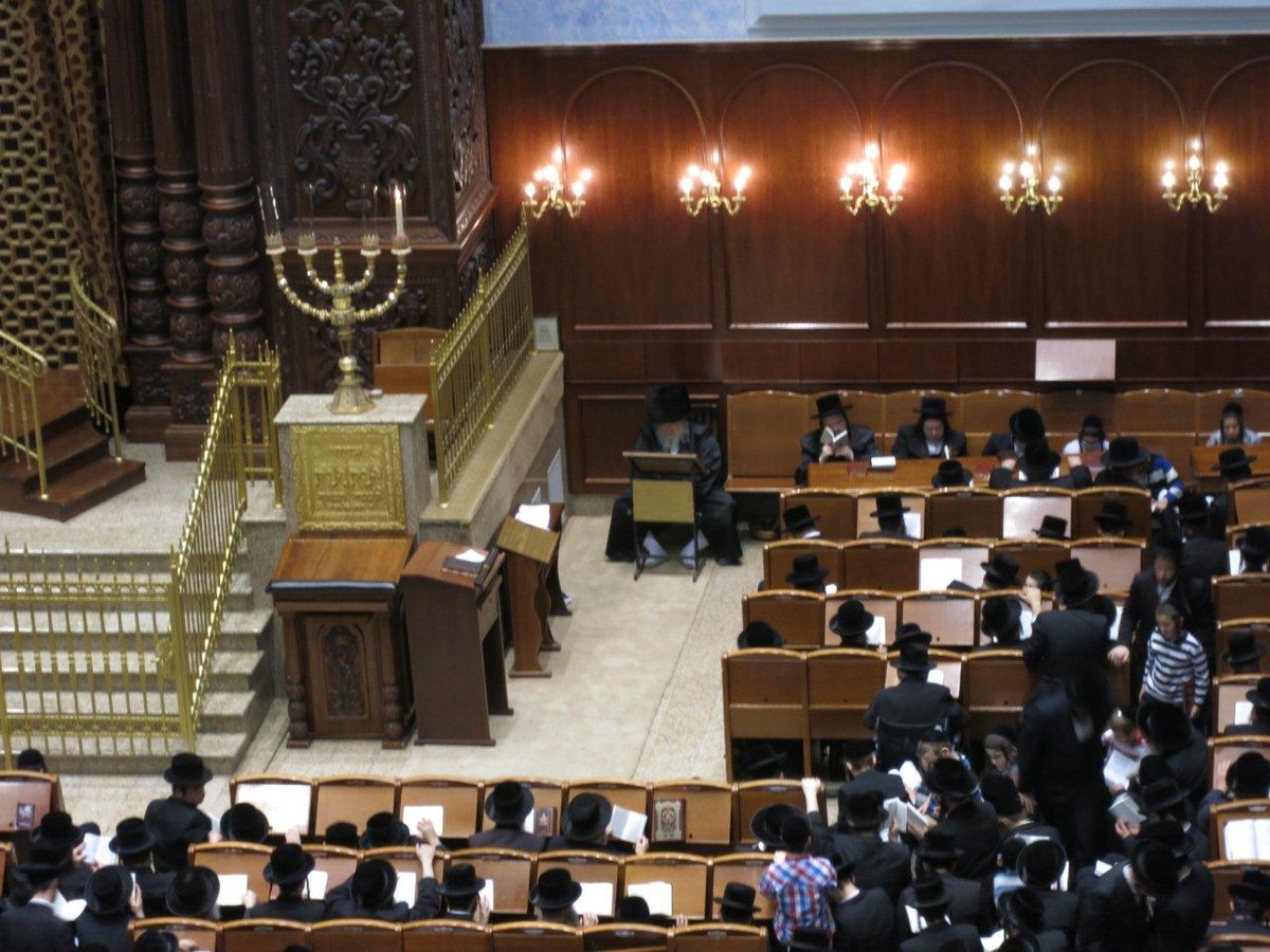 מוצאי תשעה באב בחצר הקודש בעלזא • תמונות