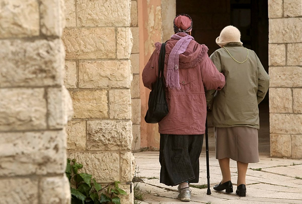 עובדי משרד החוץ מחריפים את העיצומים, הקשישים סופגים מכה נוספת