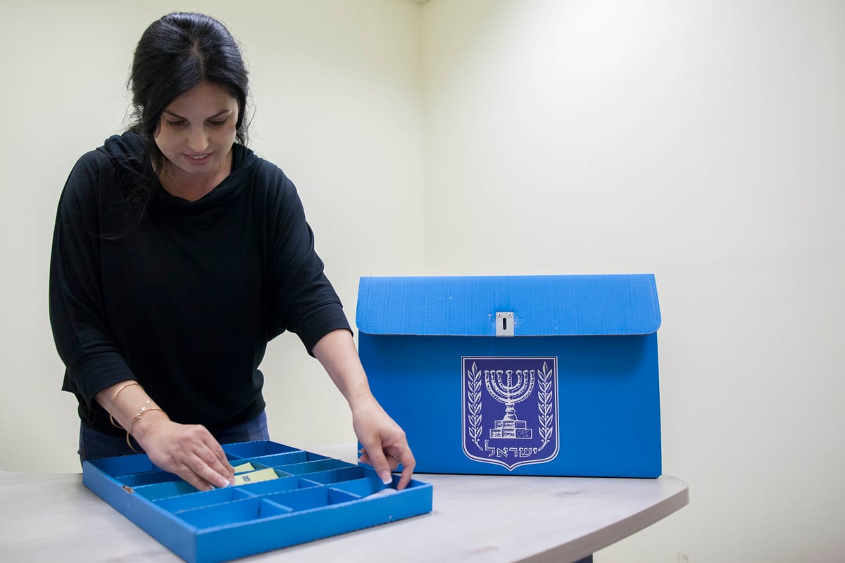 ההכנות האחרונות בקלפי הבחירות לרבנות הראשית • תיעוד