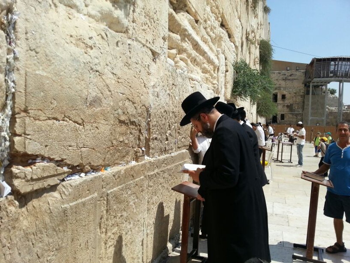 המתמודדים מתפללים בכותל ובקברי צדיקים • תמונות