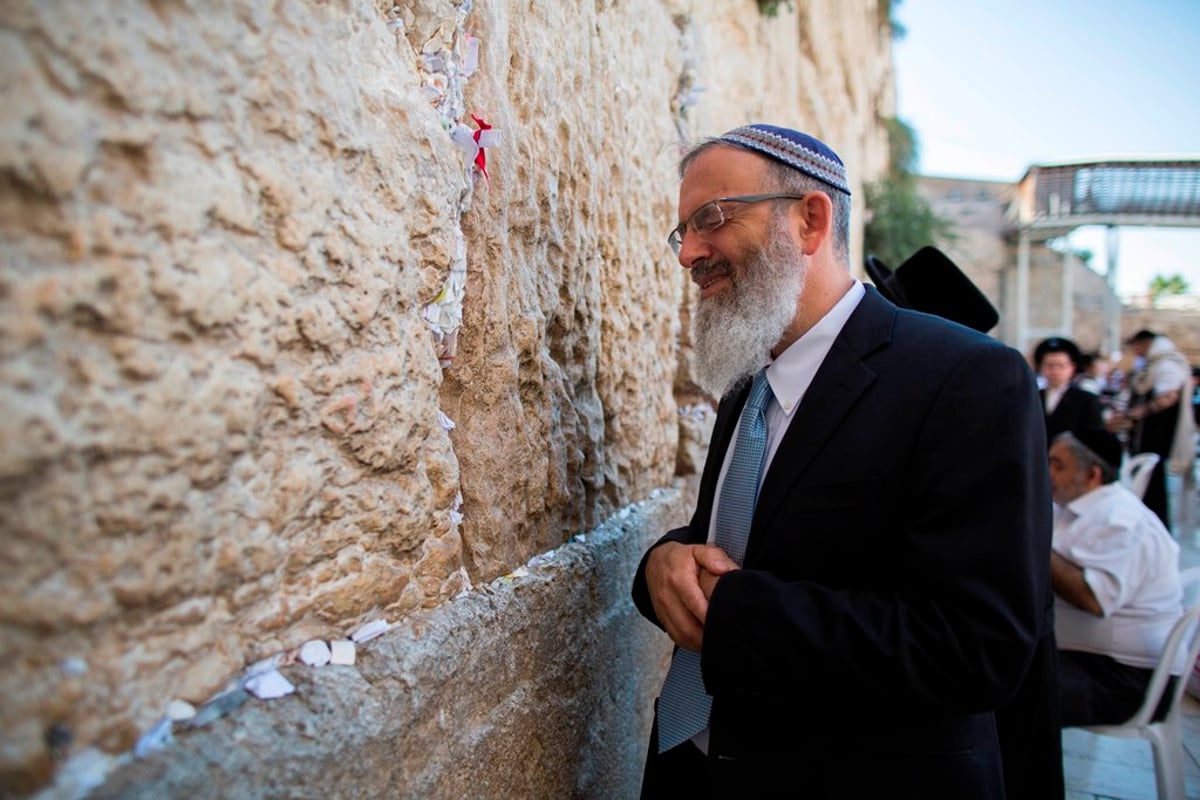 המתמודדים מתפללים בכותל ובקברי צדיקים • תמונות