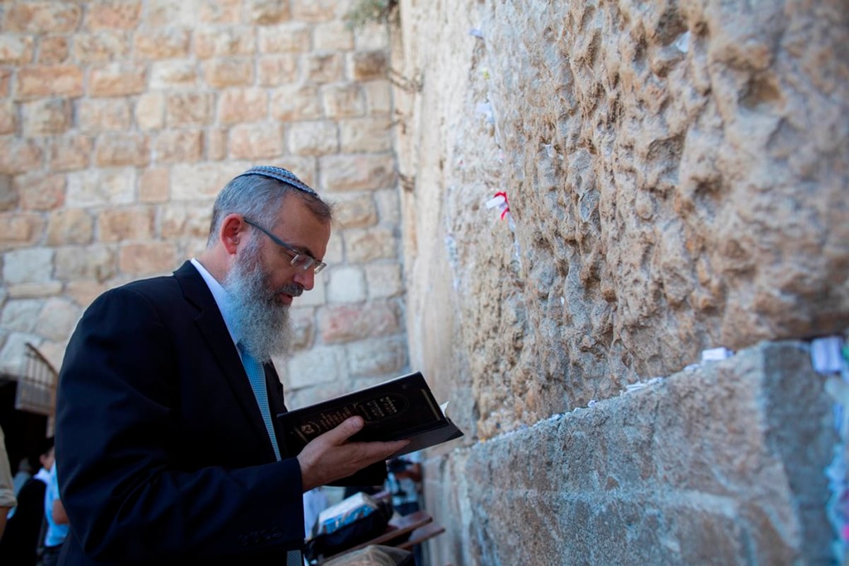 המתמודדים מתפללים בכותל ובקברי צדיקים • תמונות