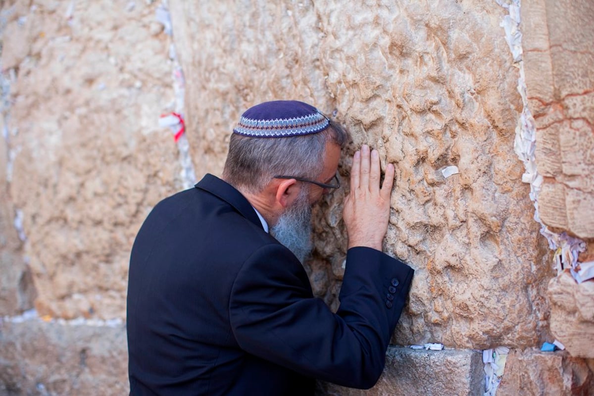 המתמודדים מתפללים בכותל ובקברי צדיקים • תמונות