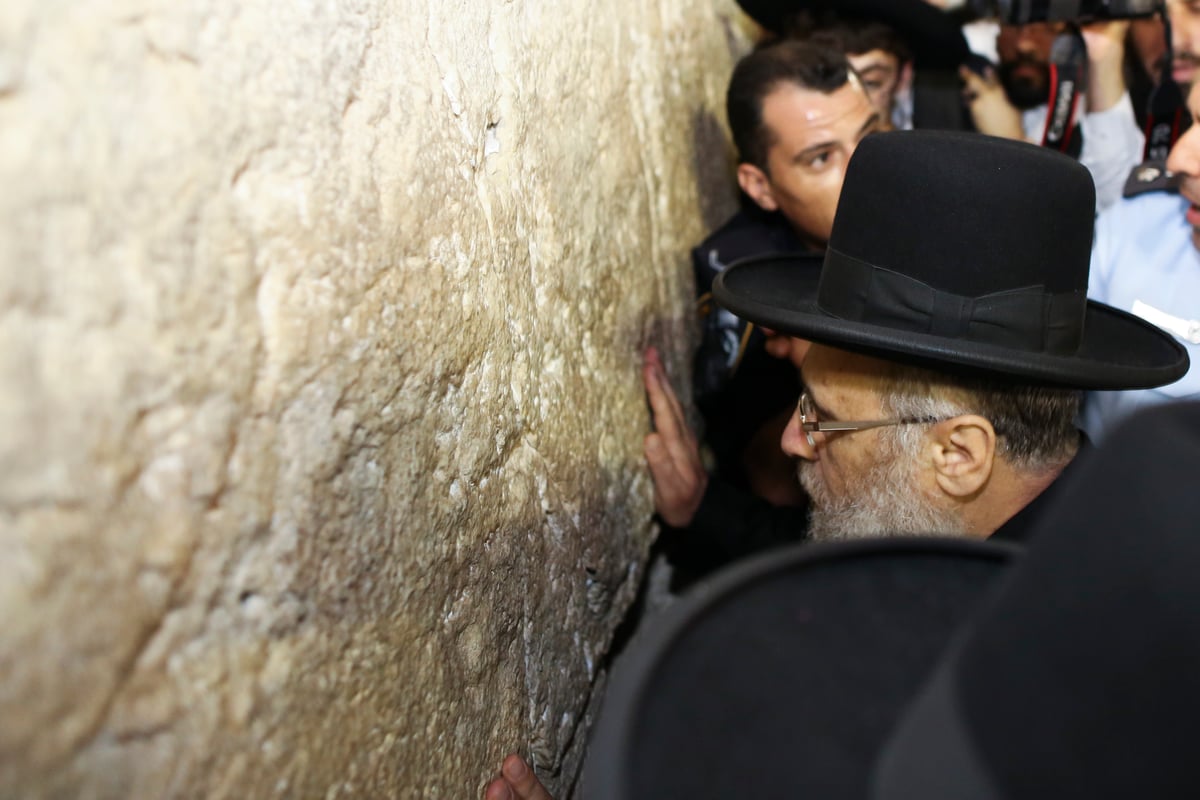 הראשון לציון נשא תפילת הודיה בכותל המערבי • תיעוד