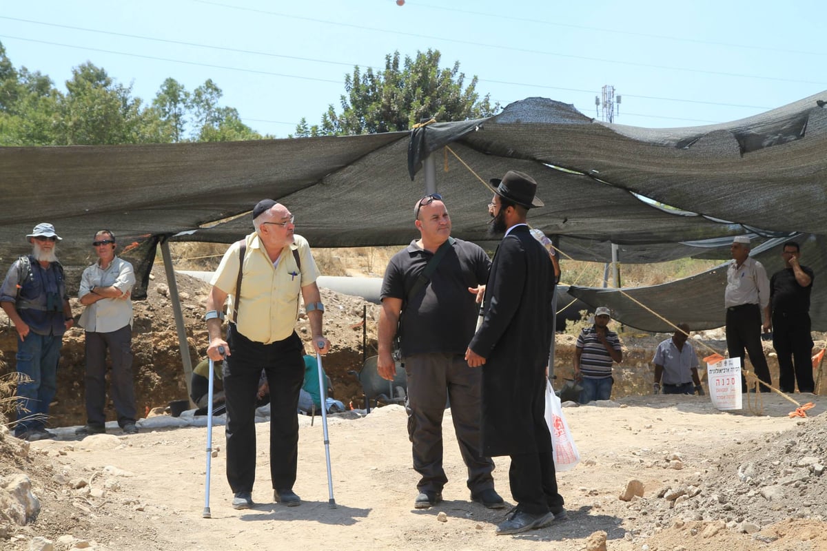 צפו: מפגינים חרדים מחו על 'חילול קברים' סמוך לשער הגיא