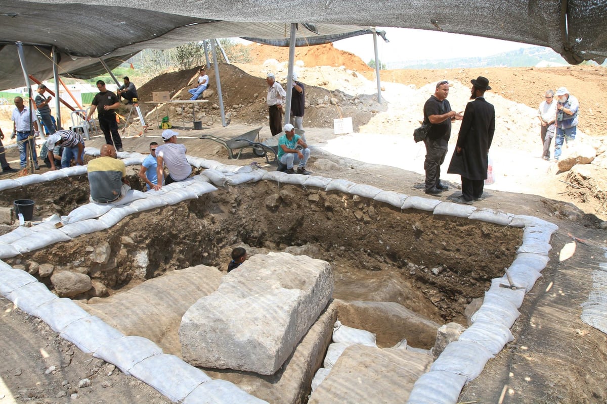 צפו: מפגינים חרדים מחו על 'חילול קברים' סמוך לשער הגיא