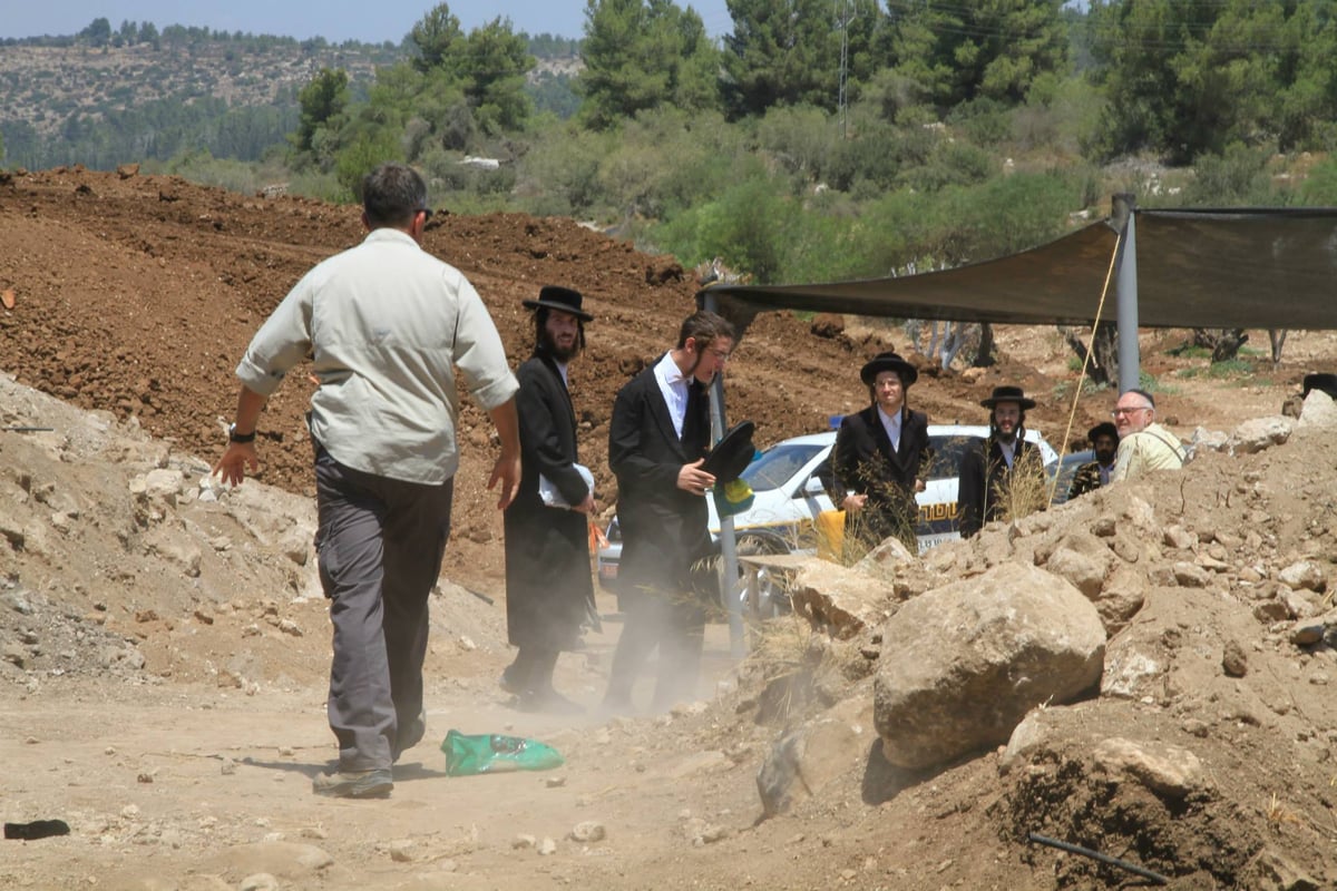 צפו: מפגינים חרדים מחו על 'חילול קברים' סמוך לשער הגיא