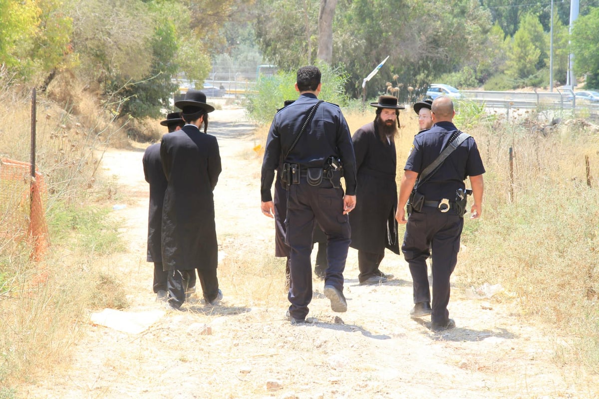 צפו: מפגינים חרדים מחו על 'חילול קברים' סמוך לשער הגיא