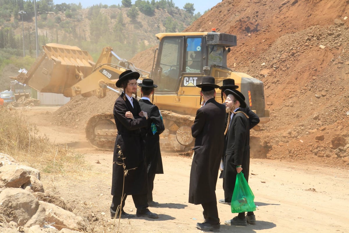 צפו: מפגינים חרדים מחו על 'חילול קברים' סמוך לשער הגיא