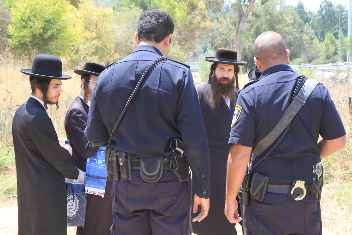 צפו: מפגינים חרדים מחו על 'חילול קברים' סמוך לשער הגיא